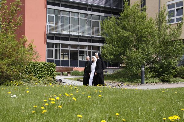 Ordensschwestern im Patientengarten des Krankenhaus St. Joseph-Stift