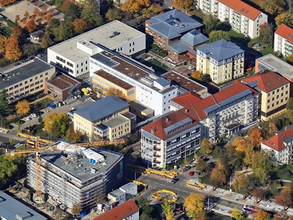 Luftaufnahme des St. Joseph-Stift mit dem Maria-Merkert-Haus im Bau aus dem Jahr 2020.