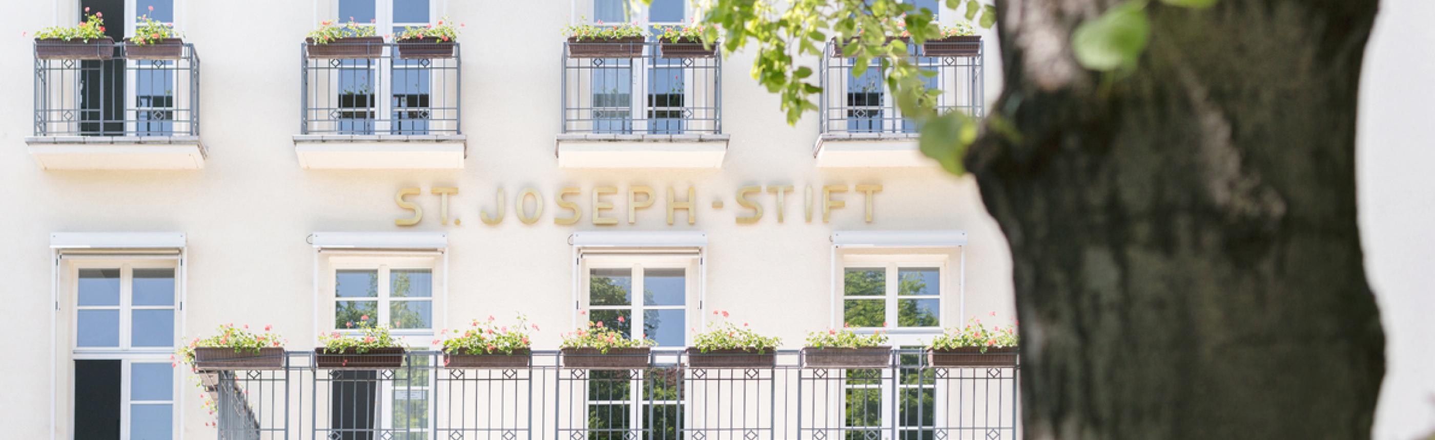 Haupteingang Krankenhaus St. Joseph-Stift Dresden mit historischem Schriftzug.
